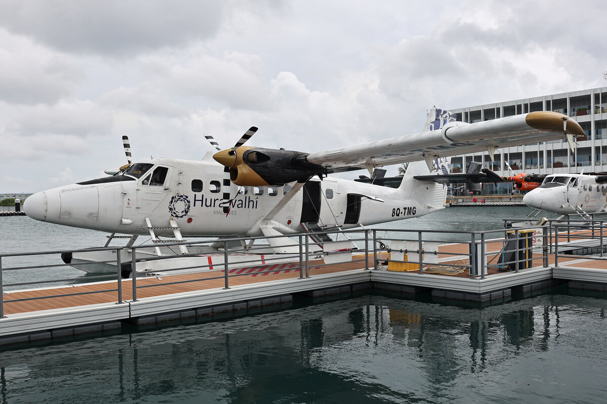 Trans Maldivian Airways, 8Q-TMG, De Havilland Canada DHC-6-300 Twin Otter, msn: 324,   Hurawalhi Island Resort / Kudadoo Maldives Private Island . 20.Dezember 2024, MLE Malé, Maldives.