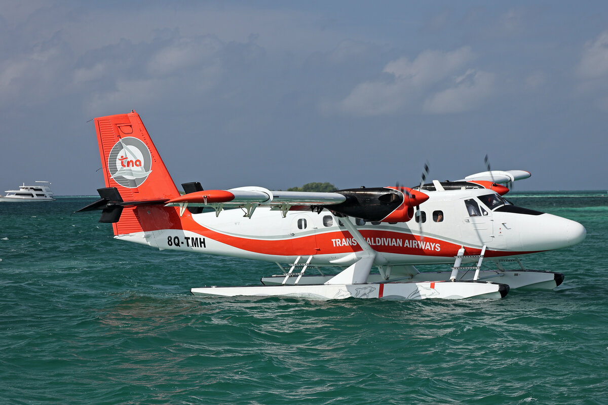 Trans Maldivian Airways, 8Q-TMH, De Havilland Canada DHC-6-300 Twin Otter, msn: 668, 19.Dezember 2024, Medhufushi, Maldives.