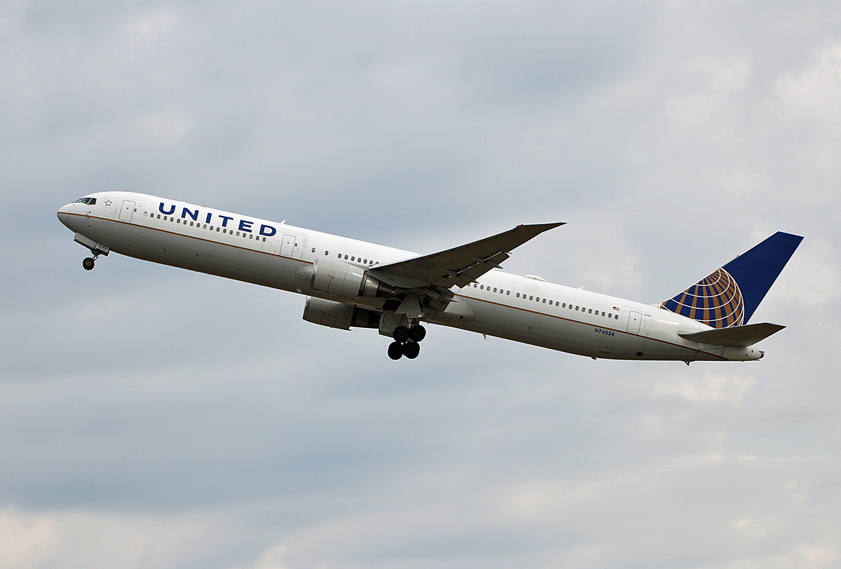 United Airlines, Boeing B 767-424ER, N76054, BER, 27.05.2025