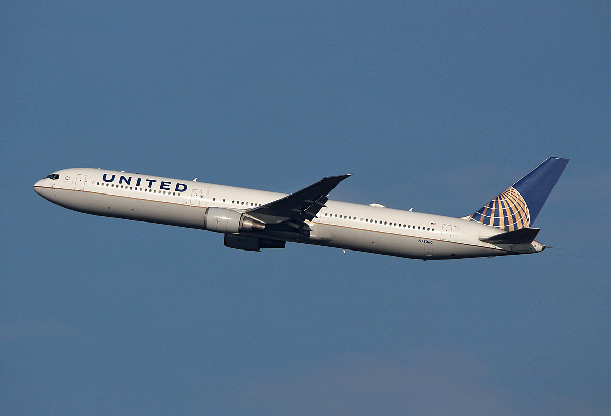 United Airlines, Boeing B 767-424(ER), N78060, BER, 27.10.2024