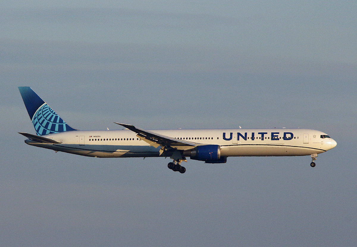 United Airlines, Boeing B 767-424(ER), N66051, BER, 022.02.2025