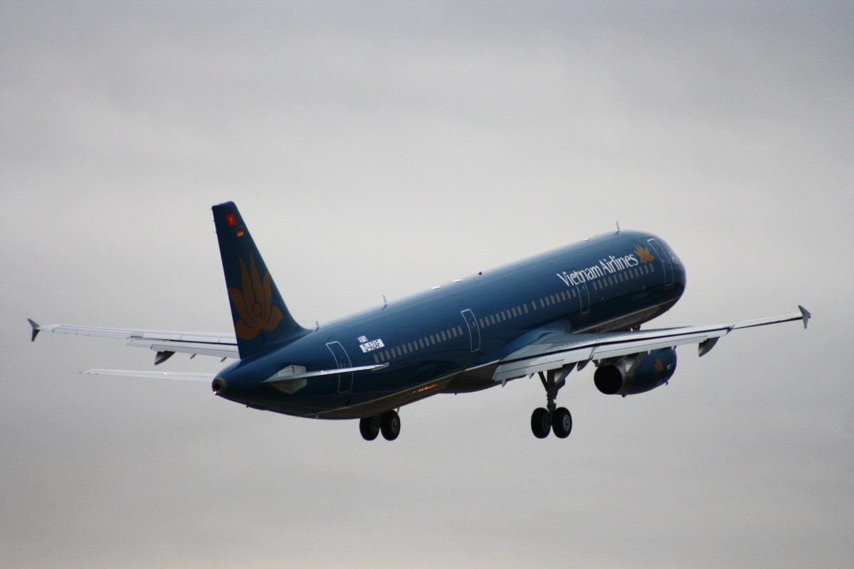 Vietnam Airlines,D-AZAF,Reg.VN-A608,(c/n5916),Airbus A321-231,16.12.2013,HAM-EDDH,Hamburg,Germany(Testflug)