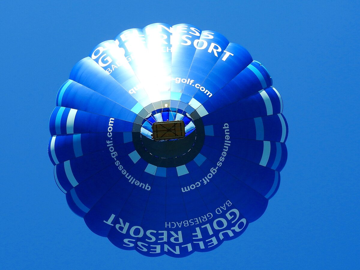 Völlig lautlos, gleitet der blaue Ballon D-OQCL, mit rd.7800m³ Heißluft, nächst Ried durch die morgendlichen Lüfte; 240519