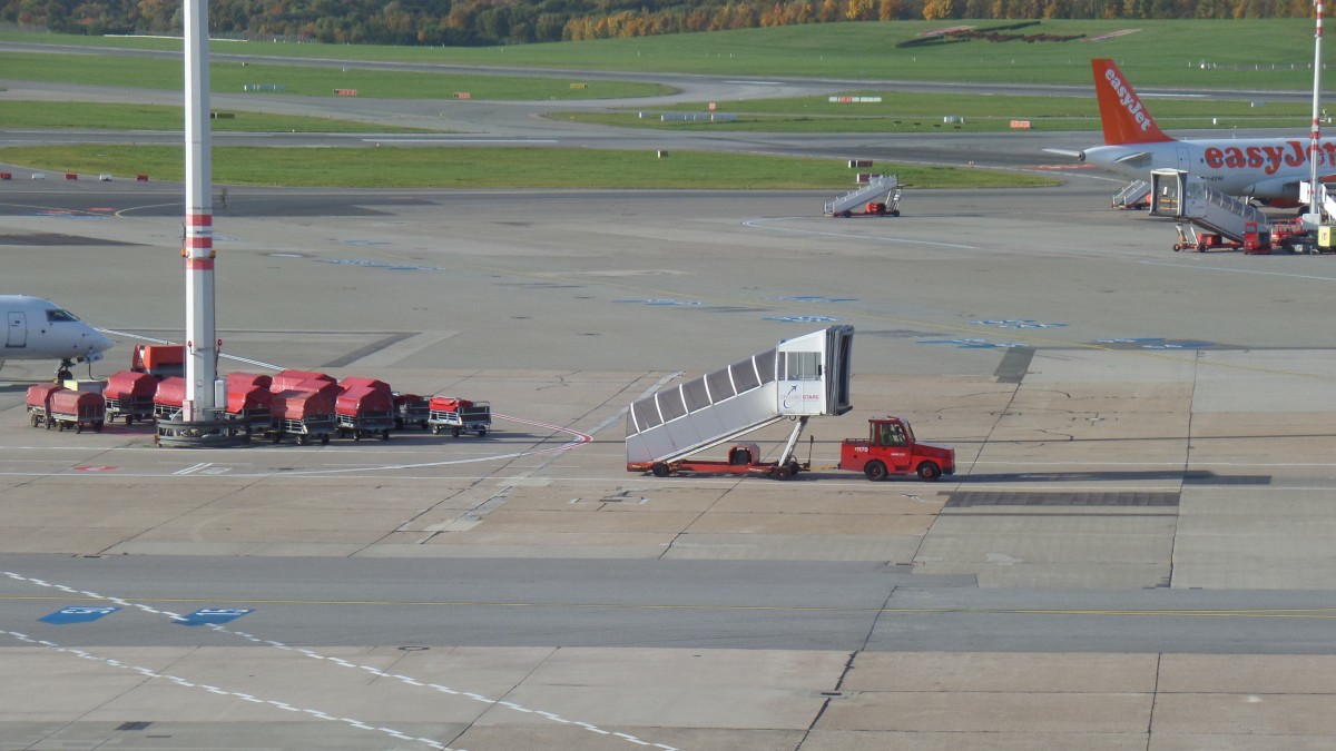 Vorfeld, Fluggastbrückentransport,  26.10.2015, HAM-EDDH
