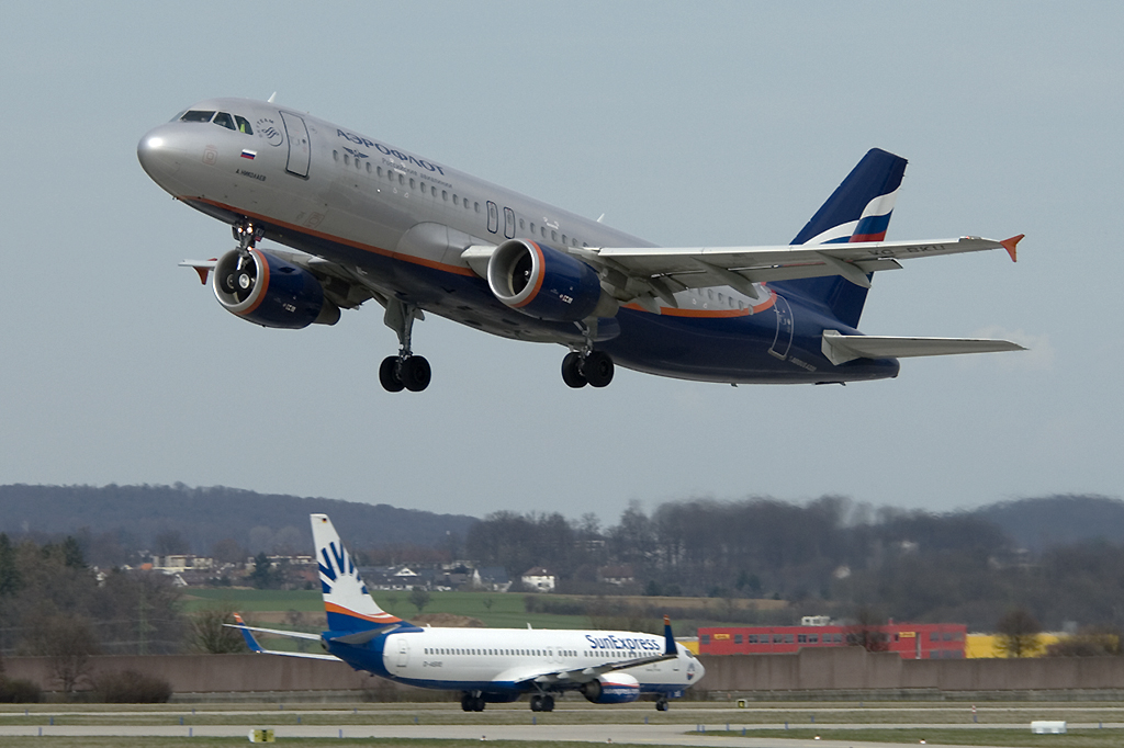 VQ-BKU Airbus A320-214 15.04.2013