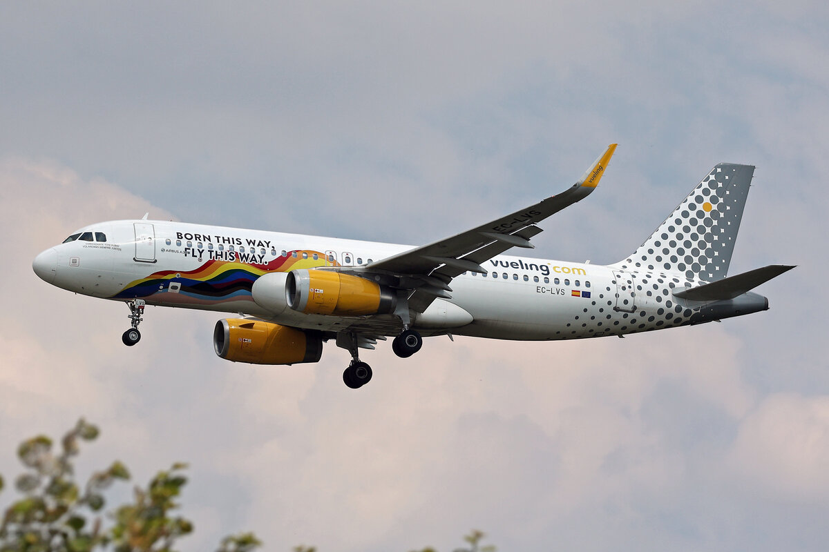 Vueling Airlines, EC-LVS, Airbus A320-232, msn: 5599, Comandante Toni Rubio Volaremos Siempre Juntos,  Born this way, Fly this way , 05.Juli 2024, MXP Milano Malpensa, Italy.
