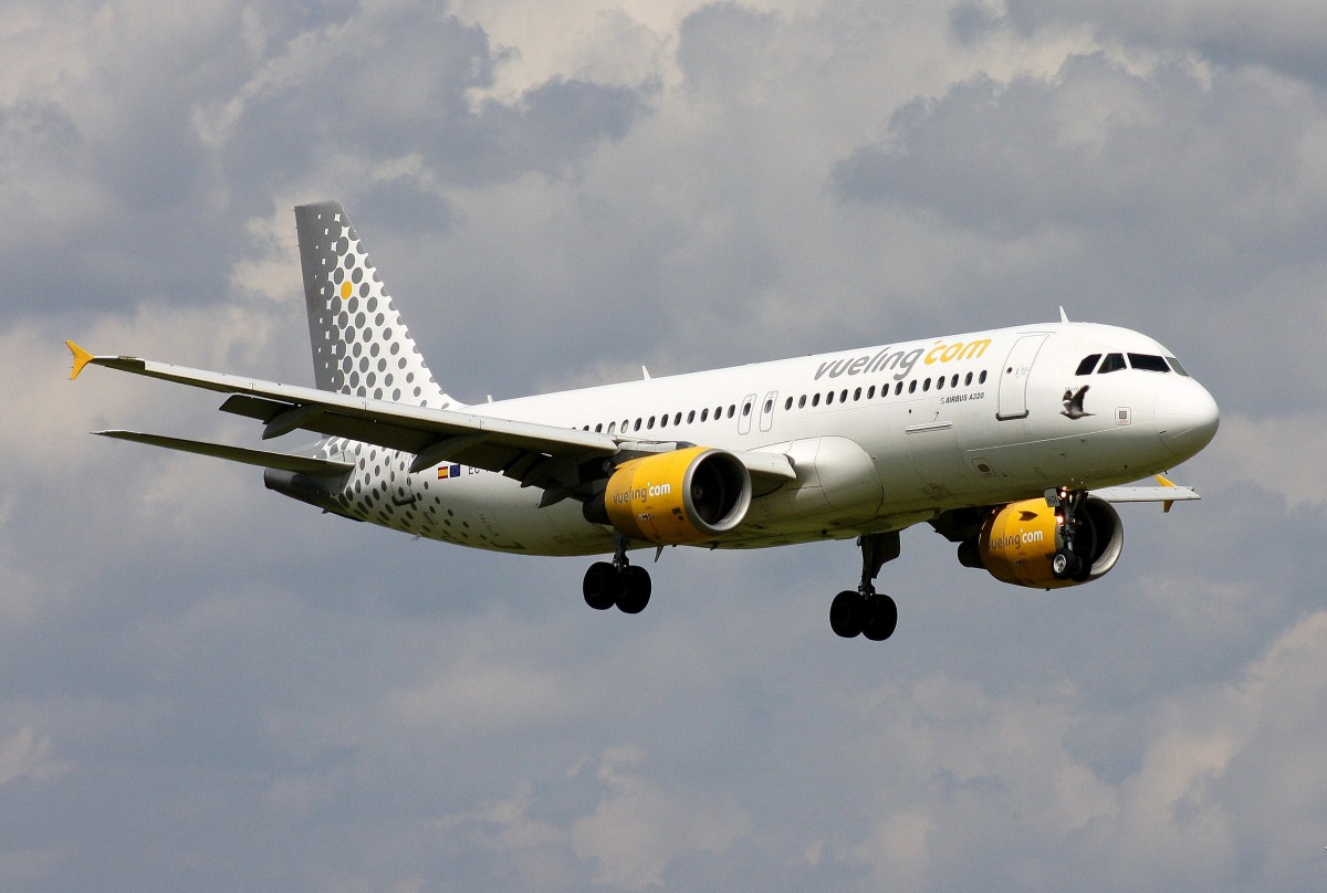 Vueling,EC-HQI,(c/n1396),Airbus A320-214,06.07.2014,HAM-EDDH,Hamburg,Germany