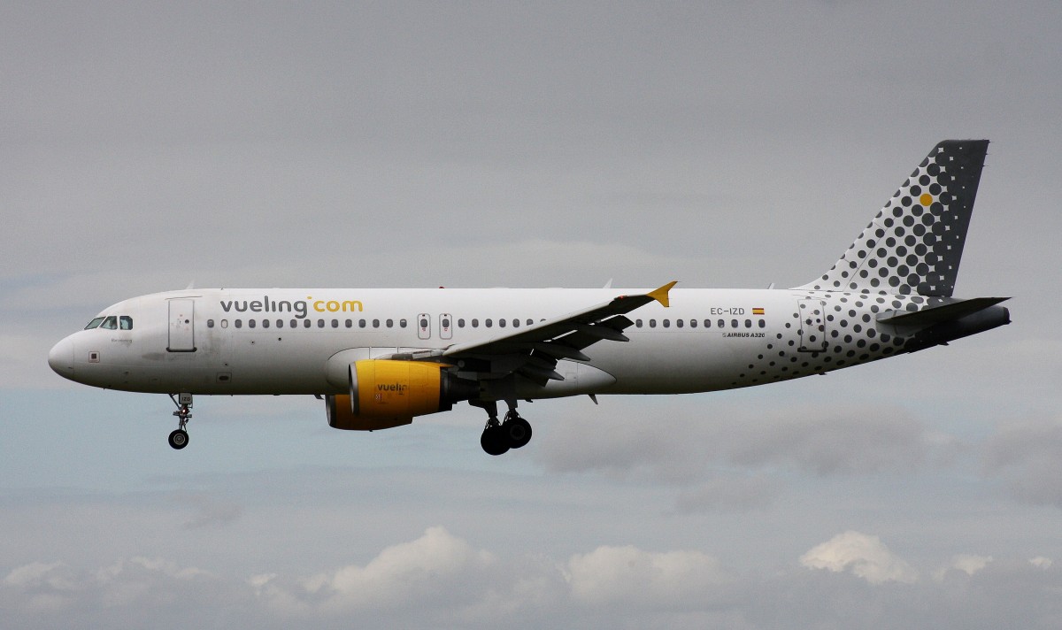 Vueling,EC-IZD,(c/n2207),Airbus A320-214,09.08.2014,HAM-EDDH,Hamburg,Germany