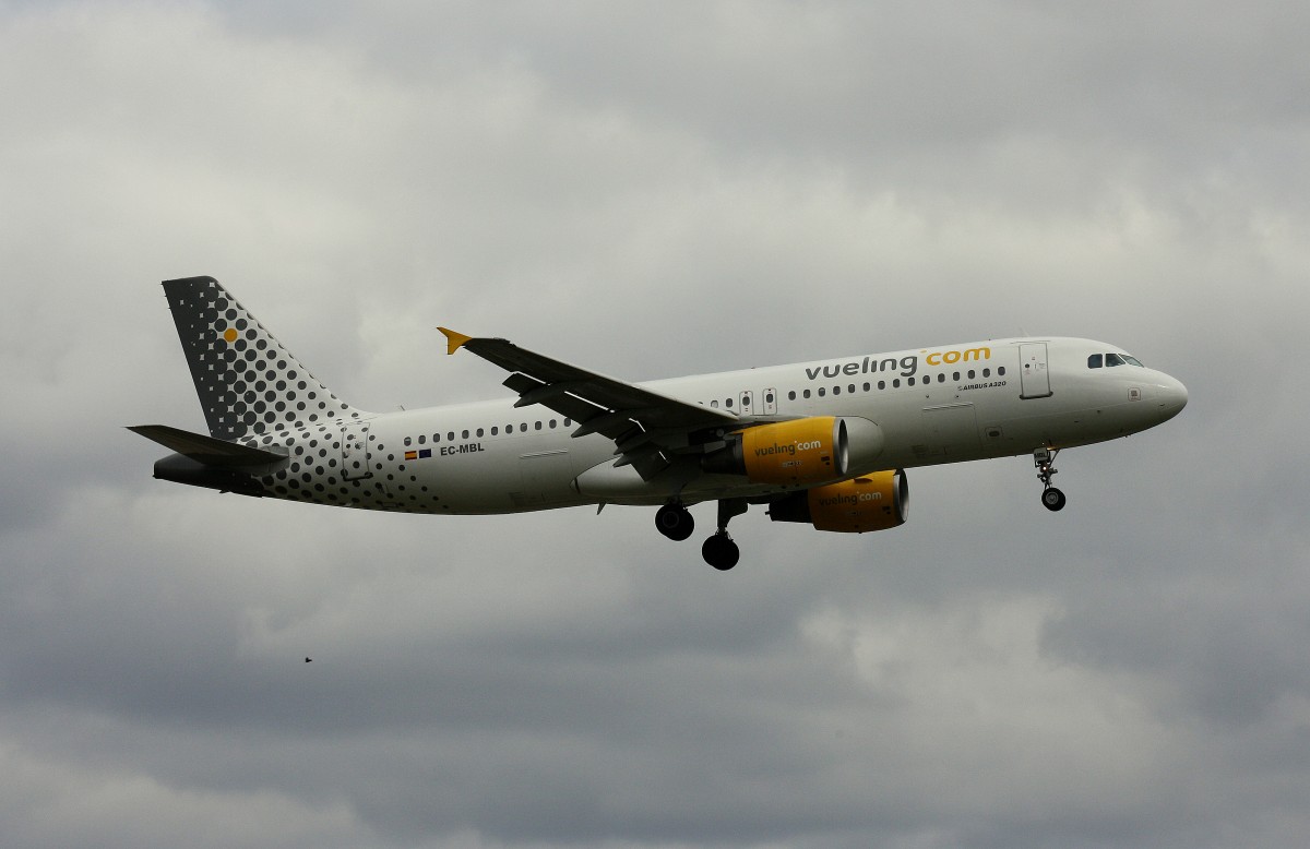 Vueling,EC-MBL.(c/n 3833),Airbus A320-214,16.06.2015,HAM-EDDH,Hamburg,Germany