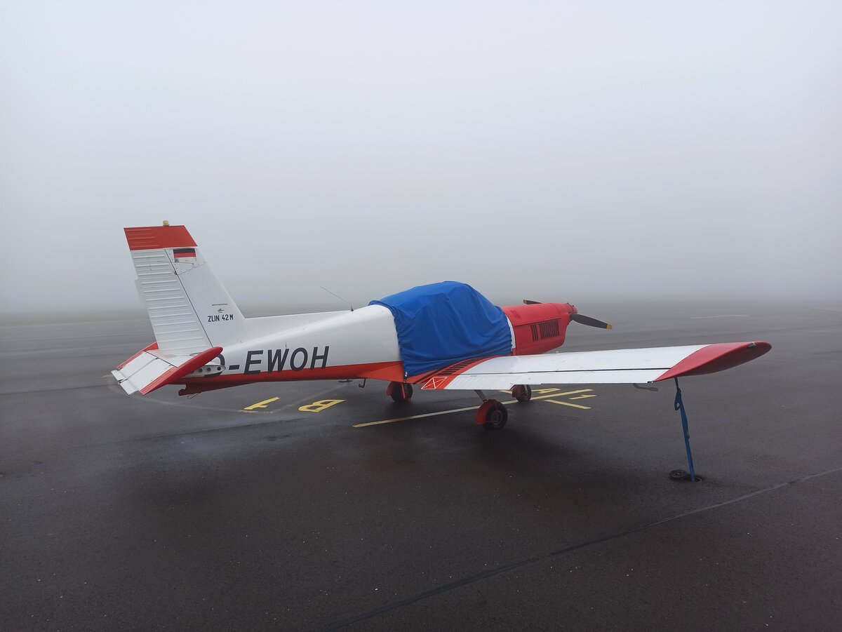 Zlin 42M, D-EWOH (ex.DDR-WOH) am 26.12.2024 in dem Wolken auf dem Flugplatz Gera (EDAJ)