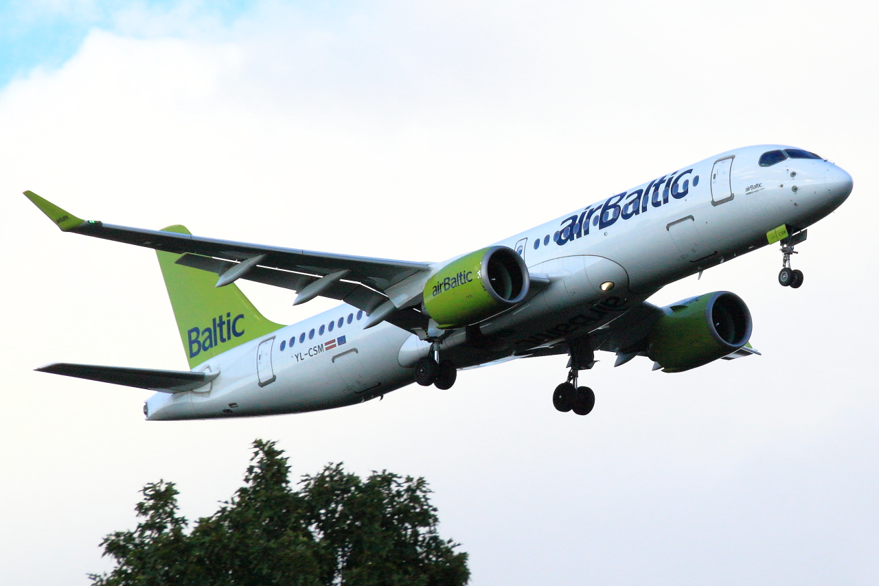 Air Baltic, YL-CSM, Airbus A220-371, S/N: 55042. Köln-Bonn (EDDK) am 05.10.2024