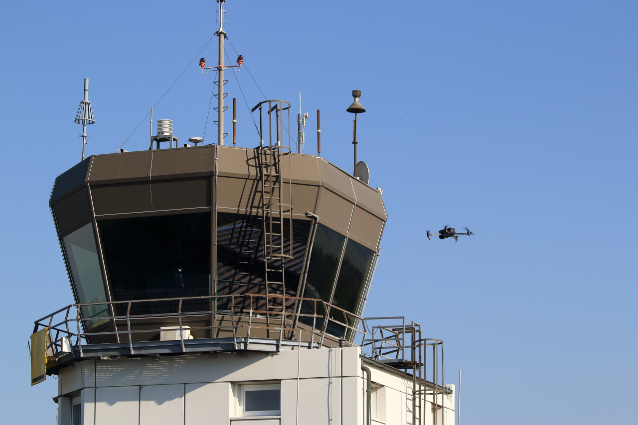 Drohne DJI Mavic 3 bei offiziellen Luftaufnahmen am Flughafen Siegerland (EDGS). Aufnahmedatum: 18.09.2024. 