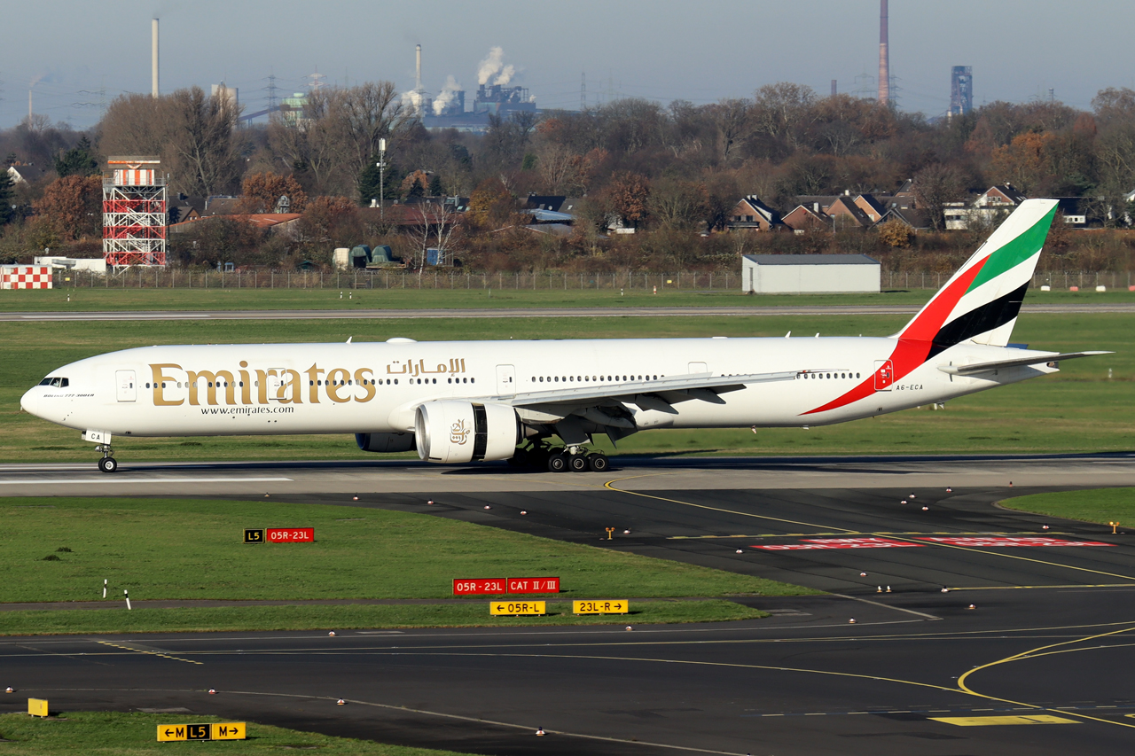 Emirates Boeing 777-36NER A6-ECA nach der Landung in Düsseldorf 30.11.2024