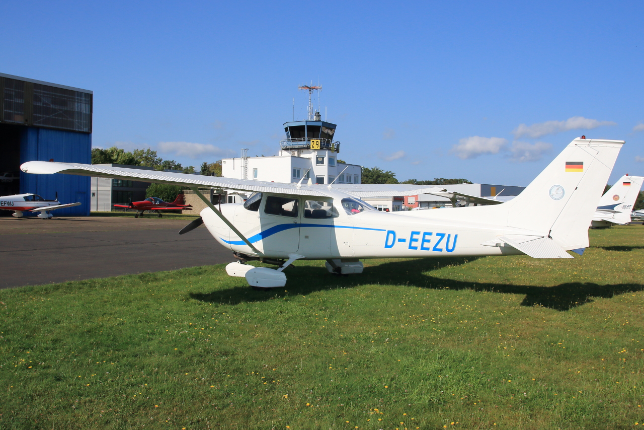 Fliegergemeinschaft Flughafen Köln/Bonn, D-EEZU, Reims-Cessna FR172H Reims Rocket, S/N: FR172-0310. Bonn-Hangelar (EDKB), 24.08.2024.