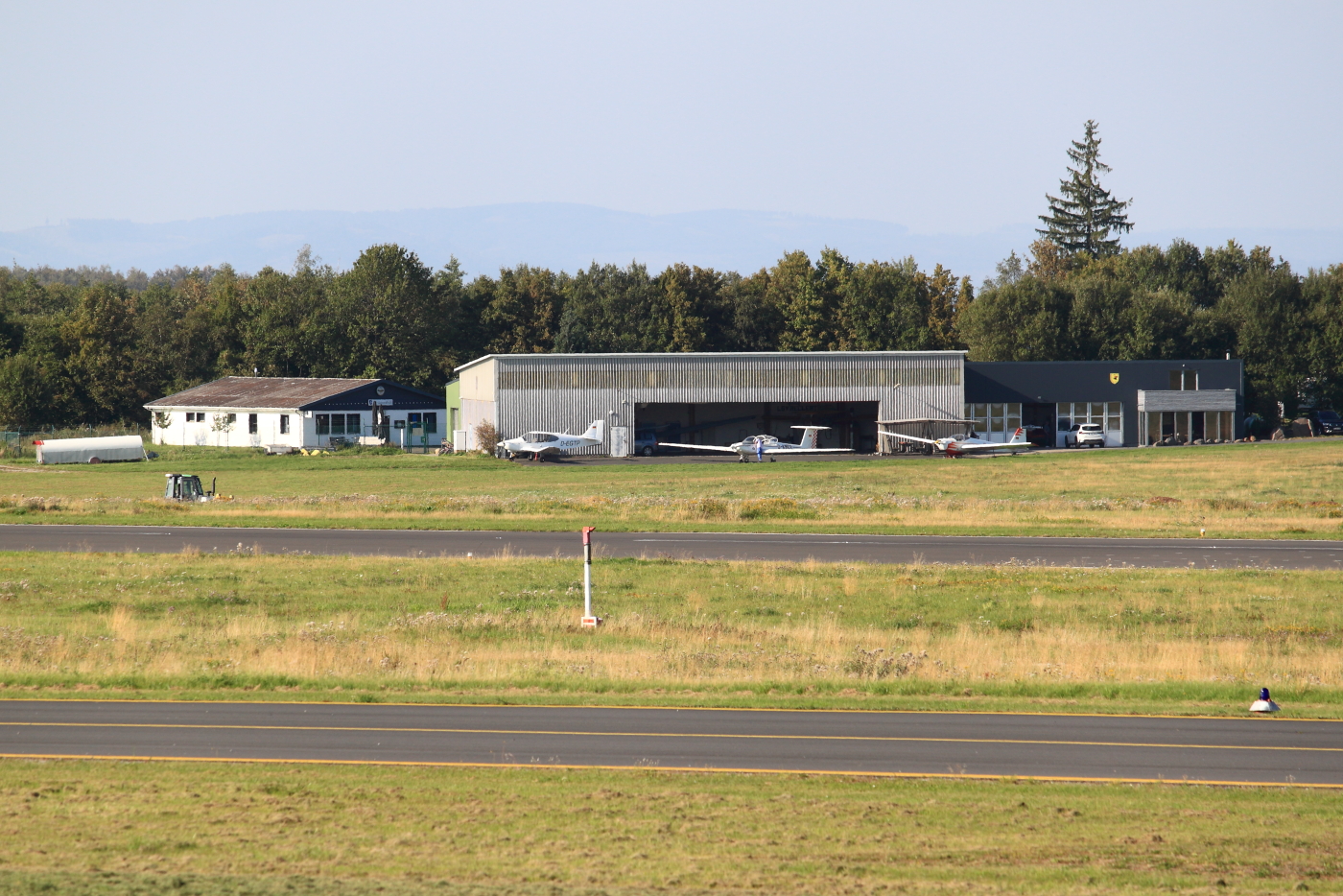 Flugzeughalle des LSV Hellertal e.V. und Vereinsheim des Vereins für Flugsport Geisweid e.V. am Siegerland-Flughafen. Siegerland (EDGS) am 11.09.2023.