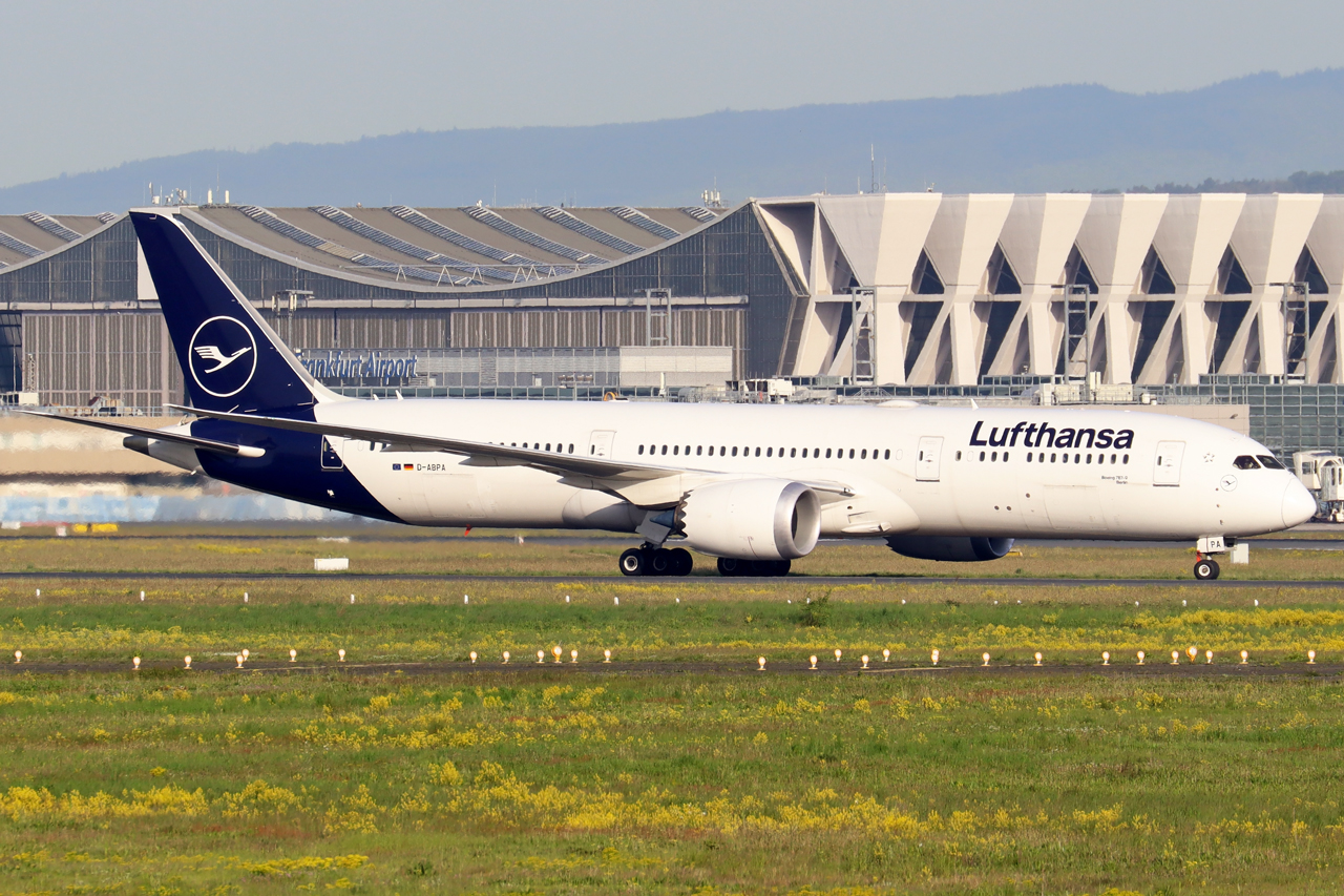 Lufthansa Boeing 787-9 Dreamliner D-ABPA nach der Landung in Frankfurt 30.4.2024