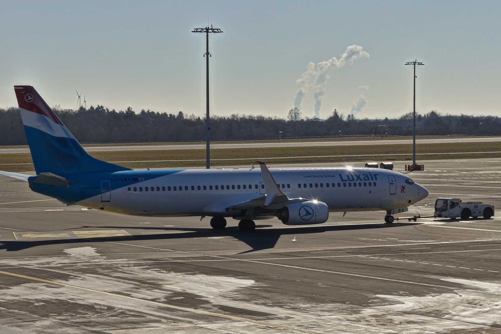 LX-LBA, Boeing, 737-8C9 wird von einem Schlepper aufs Rollfeld geschoben. 03.03.2025