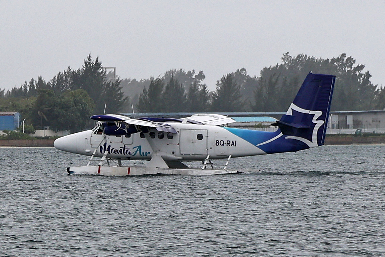 Manta Air, 8Q-RAI, De Havilland Canada DHC-6-300 Twin Otter, msn: 552, 08.Dezember 2024, MLE Malé, Maldives.
