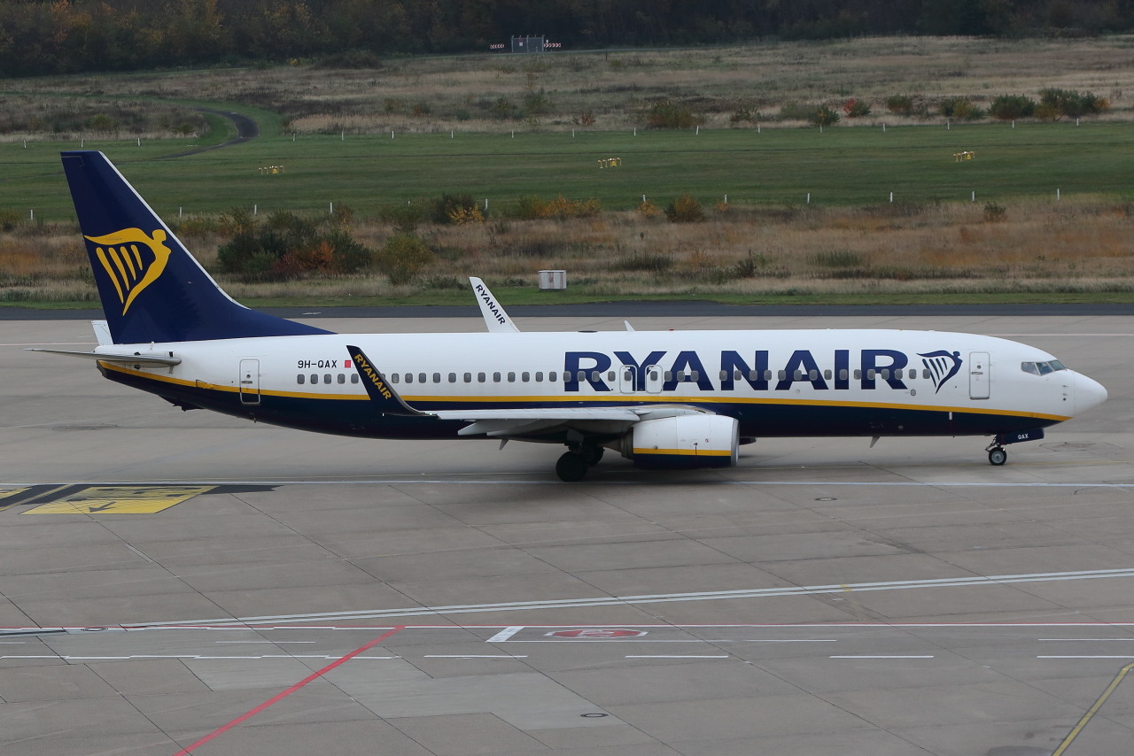 Ryanair (Malta Air), 9H-QAX, Boeing 737-8AS, S/N: 44697. Köln-Bonn (EDDK) am 10.11.2024.