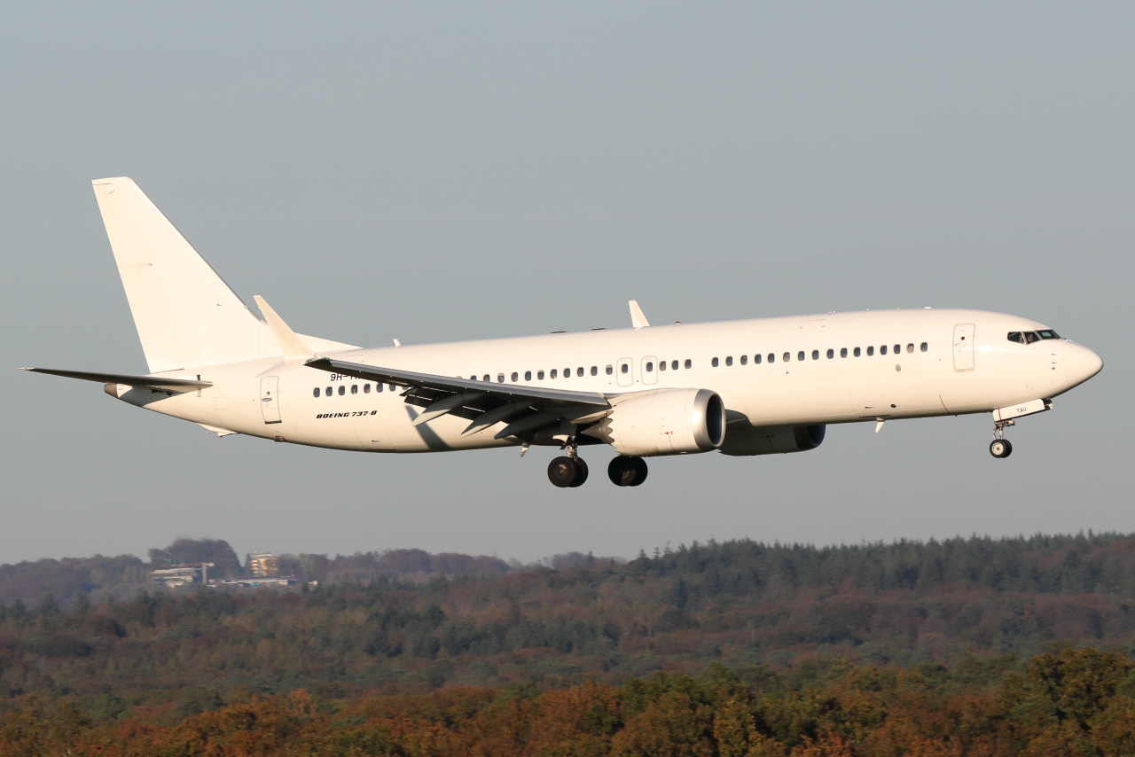 SmartLynx Malta, Reg: 9H-TAU, Boeing 737-8 MAX, S/N: 43001. Köln-Bonn (EDDK) am 03.11.2024