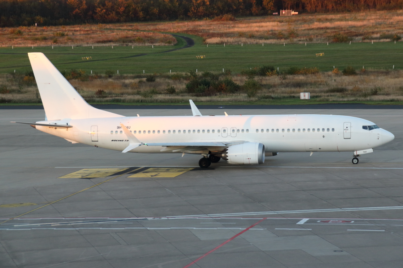 SmartLynx Malta, Reg: 9H-TAU, Boeing 737-8 MAX, S/N: 43001. Köln-Bonn (EDDK) am 03.11.2024