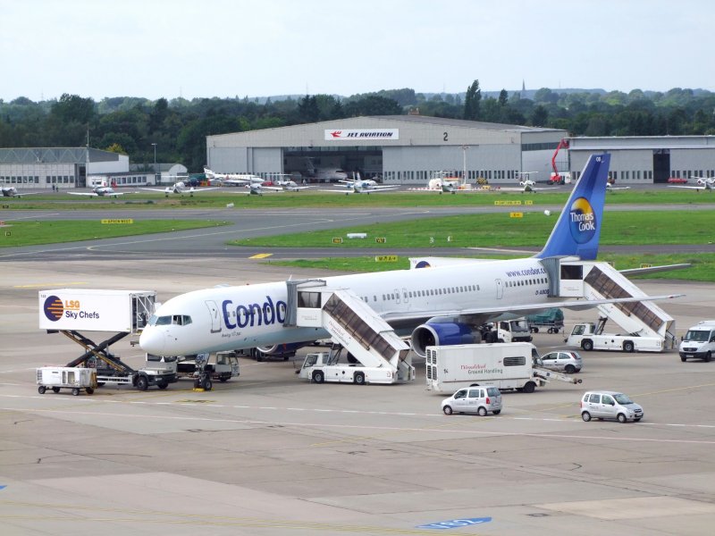 Boeing757-300(CONDOR)am Flughafen Dsseldorf; 080904