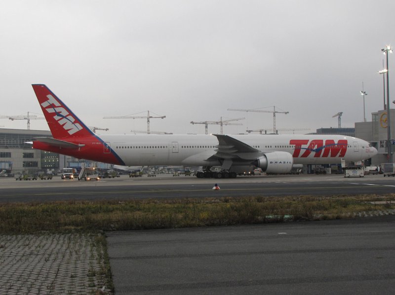 TAM  B777-3 PT-MUA  11.12.2008