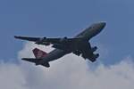 LX-ICL, Boeing 747-467F der Cargolux, hat vor kurzem vom Flughafen Findel abgehoben und fliegt mir in der Stadt Luxemburg vor die Kamera.