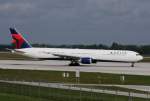 Delta Air Lines, N826MH, Boeing 767-432(ER) rollt in MUC zum Start auf 26R nach Atlanta-William B. Hartsfield (ATL) Georgia-USA. 21.06.2012