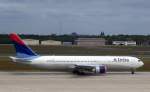 Bildersammlung 2006: Delta Airlines mit einer Boeing 767-332(ER) N1605 auf dem Weg zur Startbahn, Flughafen Berlin Tegel.