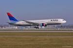 Delta Air Lines, N178DN, B767-332(ER) bei der Landung in MUC aus Atlanta (ATL) 02.04.2005