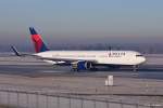 N1603 / Delta Air Lines / B767-332(ER)(W) rollt in MUC zum Start nach Atlanta (ATL) 17.12.2013