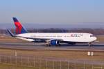 N1604R / Delta Air Lines / B767-332(ER)(W) rollt in MUC zum Start nach Atlanta (ATL) 30.12.2013