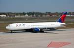 Delta Air Lines Boeing 767-332(ER) N189DN auf dem Weg zur Startbahn, 25.04.09 Flughafen Berlin Tegel.