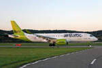 Air Baltic, YL-ABT, Airbus A220-371, msn: 55255, 23.August 2024, ZRH Zürich, Switzerland.