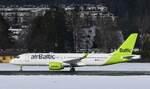 Mit Air Baltic kommt nun auch ein Airbus A220 planmäßig nach Innsbruck. Hier startet YL-CSF (msn 55008) am 05.01.2025 als BT284 zurück nach Riga (RIX).