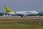 Air Baltic, YL-BBY, B737-36Q(W) in MUC bei der Landung aus Riga (RIX) 09.07.2013