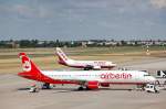 Whrend die Air Berlin 737-7Q8 D-ABBV aus der Parkposition geschoben wird auf dem Weg zur Startbahn wird Air Berlin A321-211 D-ALSC noch zum Abflug vorbereitet, Flughafen Berlin Tegel, 05.07.08.