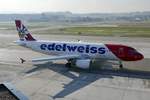 Der Edelweiss A320-214 HB-JJL  Säntis  rollt am 19.1.19 im Zürcher Flughafen zur Startpiste.