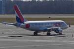 HOP!, F-HBXE Embraer ERJ-170LR, steht nahe der Rollbahn auf dem Flughafen Findel in Luxemburg.