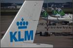 Das hinterste Teil der MD-11 PH-KCK der KLM und vier Transavia-Flugzeuge, am 16. Juni 2010 fotografiert auf dem Flughafen Schiphol / Amsterdam (AMS).