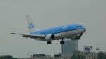 Der Passagier hat eine super Ansicht im Landeanflug auf Amsterdam. Boeing 737-300 mit der Kennung PH-BTH von KLM am 26.6.2009