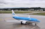 BOEING 737-700,PH-BGU von der KLM rollt zum Start in Zrich/Kloten,30.7.2013.