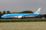 KLM Boeing 787-9 Dreamliner PH-BHH rollt zum Terminal in Amsterdam 2.9.2016