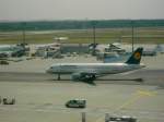 Airbus A 320 rollt zu einer Vorfeldparkposition des Frankfurter Flughafens. 