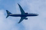 Ryanair / Boeing 737-8AS / EI-EFZ / Landeanflug durch tiefliegende Wolken in Richtung Bremen.