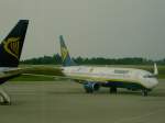 Boeing 737-800 der Ryanair rollt zur Parkpositon am Flughafen Hahn.(27.07.06)