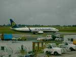 Boeing 737-800 der Ryanair rollt zur Parkposition. Aufgenommen im Juli 2008.