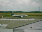 Boeing 737-800 der Ryanair rollt Richtung Parkposition. Aufgenommen vom Parkhaus im Juli 2008.