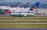 Swiss, HB-IYS, ARJ 100 rollt in MUC zum Terminal 2. 01.07.2013